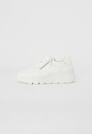 Białe sneakersy z teksturowaną cholewką, zapinane na sznurowadła, z bocznym zamkiem błyskawicznym oraz grubą, żłobioną podeszwą dla większej wysokości i wsparcia.