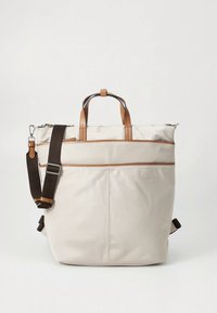 Lichtgrijze canvas tas met bruine leren handvatten en accenten, voorzien van een ritssluiting, verstelbare schouderriem en een voorvak.