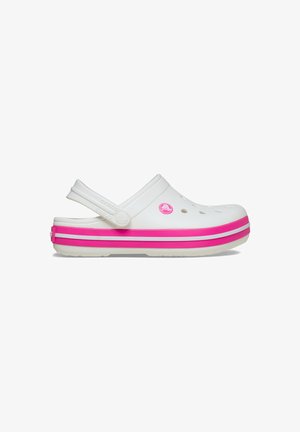 Witte Crocs klompschoenen met roze strepen langs de zool en een roze logo aan de zijkant, voorzien van ventilatiegaten en een hielband.