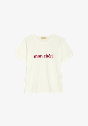 Biała koszulka z krótkim rękawem z czerwonym napisem "mon chéri" umieszczonym na środku przodu oraz okrągłym dekoltem.
