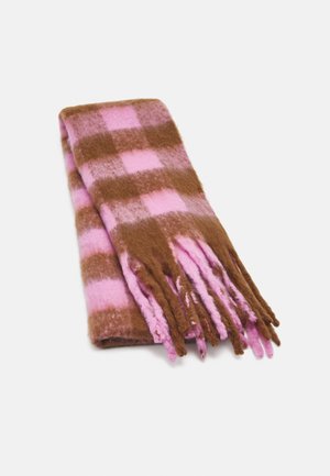 Écharpe en laine douce pliée avec un motif à carreaux rose et marron et des extrémités frangées sur fond blanc.