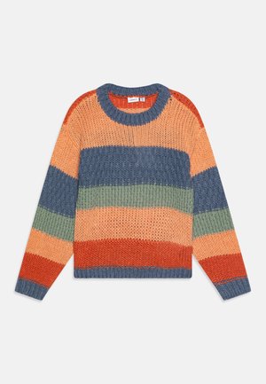 Multikleurige gebreide trui met horizontale strepen in oranje, blauw, groen en rood, met een ronde halslijn en lange mouwen.