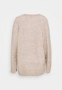 Pull en maille douce beige à manches longues, col rond et ourlet côtelé, vu de dos sur un fond blanc uni.