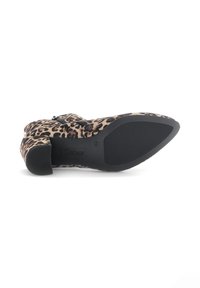 Leopardprint enkellaars met een ritssluiting, van suede materiaal, met een ronde neus en een lage blokhak. Zwarte rubberen zool met een gestructureerde grip.
