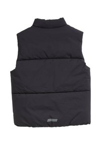 Zwarte puffer gilet met hoge kraag, voorzien van horizontale stiksels en een reflecterende strip aan de zoom. Glad, geïsoleerd materiaal.