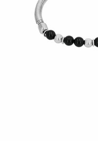 Bracciale in argento con perline tonde alternate in nero lucido e argento, separate da piccoli distanziatori in argento su sfondo bianco.