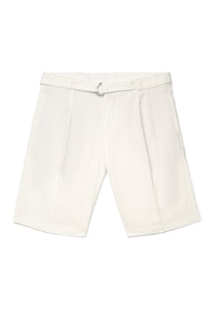 Weiße, knielange, maßgeschneiderte Shorts mit Gürtel, der eine silberne D-Ring-Schnalle und Seitentaschen hat.