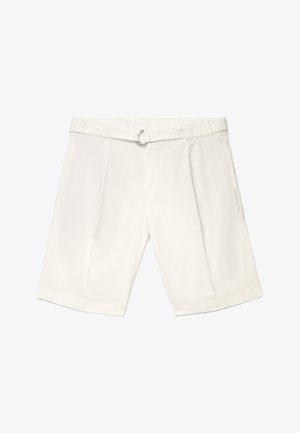 Weiße, knielange, maßgeschneiderte Shorts mit Gürtel, der eine silberne D-Ring-Schnalle und Seitentaschen hat.