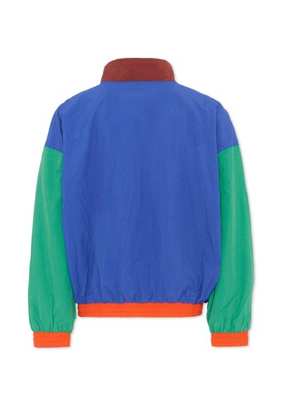 Veste bleue avec des manches vertes, un col rouge, des poignets et une ceinture élastiques orange, vue de dos sur un fond blanc.