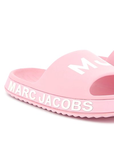 Ciabatta in gomma rosa con design open toe. Presenta il logo bianco "MARC JACOBS" sul lato e una suola testurizzata per la presa.