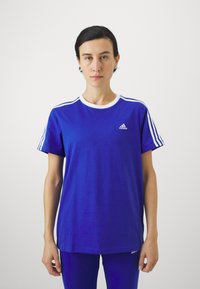 adidas Sportswear ESSENTIALS 3 STRIPES  - Potiskana majica - semi lucid blue/white