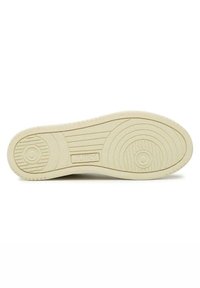 Suola di sneaker in gomma bianca con superficie testurizzata, motivi circolari e logo "AUTRY" al centro. Presenta un design del battistrada distintivo.