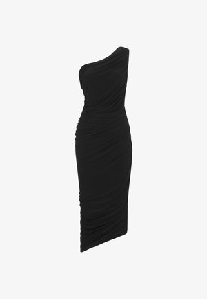 Abito nero monospalla realizzato in tessuto elasticizzato, caratterizzato da una trama arricciata e una silhouette aderente che si restringe fino al ginocchio.