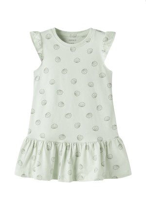 Vestido sin mangas de color verde claro para niños pequeños con hombros con volantes, estampado de conchas marinas y dobladillo de falda fruncido.