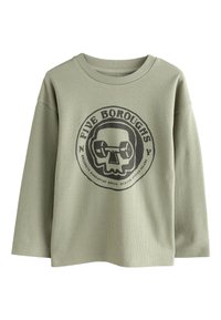 Žalia, tekstūruota ilgomis rankovėmis marškinėliai, kuriuose yra juodas apskritas grafikos elementas su kaukole ir svarmenimis, pažymėtas užrašu „FIVE BOROUGHS“. Įprasto silueto.