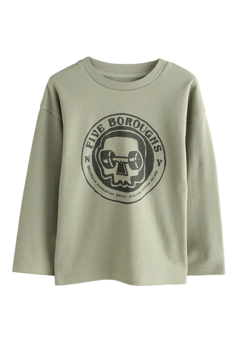 Žalia, tekstūruota ilgomis rankovėmis marškinėliai, kuriuose yra juodas apskritas grafikos elementas su kaukole ir svarmenimis, pažymėtas užrašu „FIVE BOROUGHS“. Įprasto silueto.