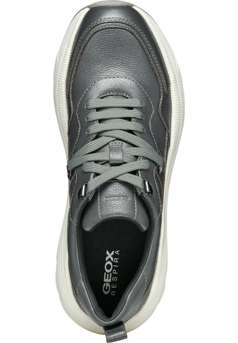 Baskets en cuir gris avec dessus texturé, bout rond et lacets plats. Présente une semelle intermédiaire blanche et un logo "GEOX RESPIRA" à l'intérieur.