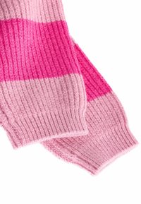 Rosa randig scarf med växelvis ljusa och mörka nyanser, tillverkad av ribbad stickad tyg med en mjuk, texturerad yta.