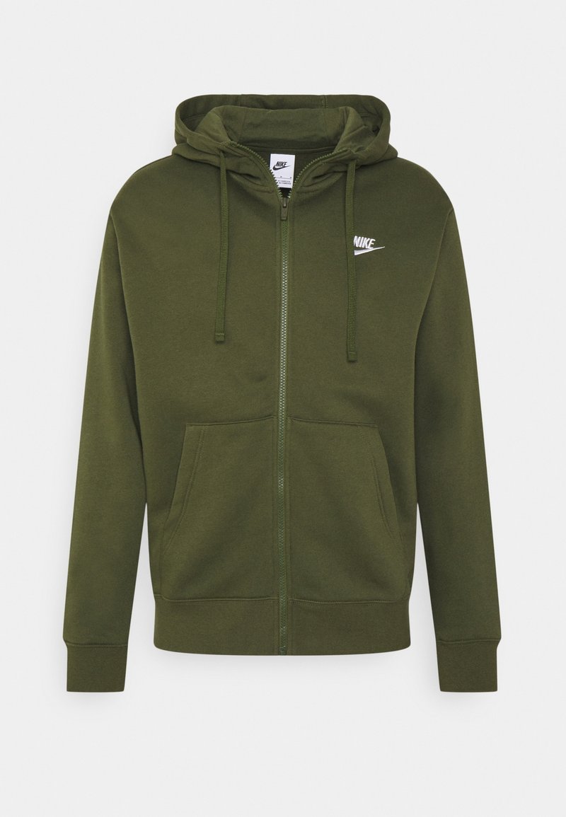 Olivgrön zip-up hoodie gjord av mjukt tyg, med en framzipper, avtagbar huva och en liten vit Nike-logotyp på bröstet.