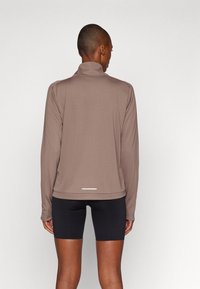 Nike Performance DRI-FIT PACER - Top dugih rukava - mink brown/reflective silver