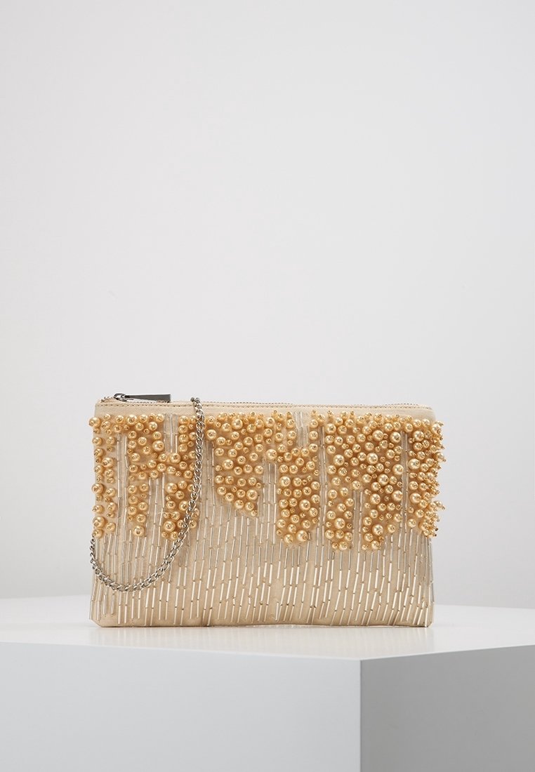 Torebka kopertówka z koralikami, z beżową plecioną podstawą i złotymi zdobieniami z koralików na górze. Posiada odpinany łańcuszek i zamek błyskawiczny. Prostokątny kształt.