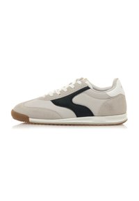 Hellgraue Sneakers mit schwarzen Wildlederakzenten, weißen Details und einer Sohle aus Gummi. Schnürdesign mit strukturierter Oberfläche auf dem Wildleder.