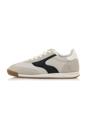 Hellgraue Sneakers mit schwarzen Wildlederakzenten, weißen Details und einer Sohle aus Gummi. Schnürdesign mit strukturierter Oberfläche auf dem Wildleder.
