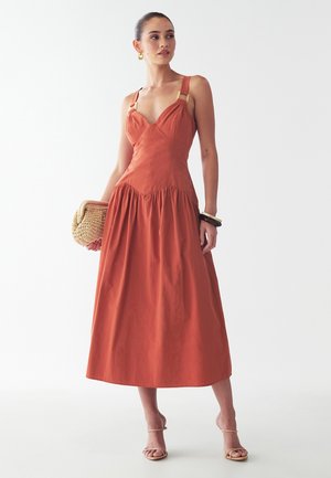 Rostfarbenes ärmelloses Kleid mit herzförmigem Ausschnitt, gerafftem Taillenteil und knielanger Länge. Verfügt über goldfarbene Hardware-Akzente an den Trägern.