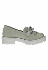 Světlé šedé slip-on boty s masivní bílou podrážkou, zdobené uzlovým akcentem a třásněmi na svrchní části. Hladký kožený povrch.