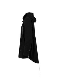 Fekete, kapucnis kabát anyagból, cipzáras zsebekkel, hosszú hátsó szegéllyel, bordázott ujjrészletekkel és derékban húzózsinórral.