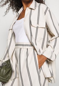 Anna Field Toppi - white