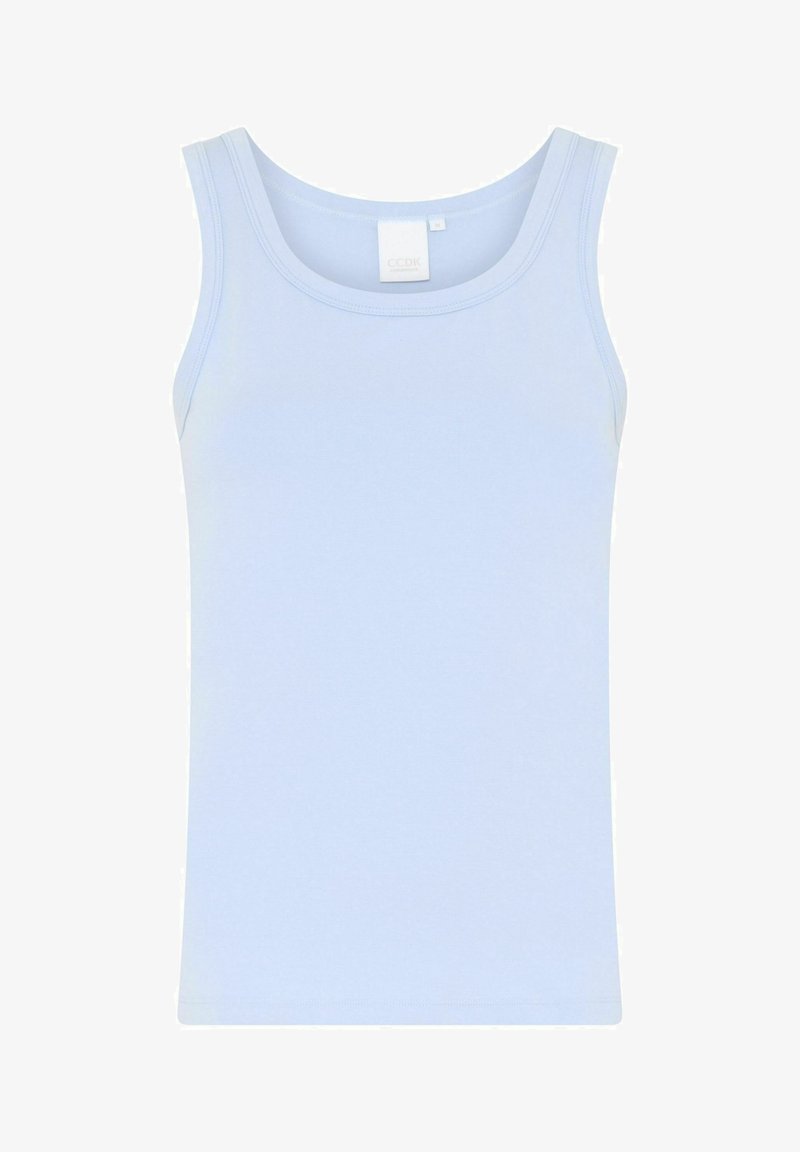 Vaaleansininen hihaton toppi, joka on valmistettu pehmeästä puuvillasta. Siinä on pyöreä kaula-aukko ja normaali helma, yksinkertaisilla saumoilla ja ilman kuvioita.