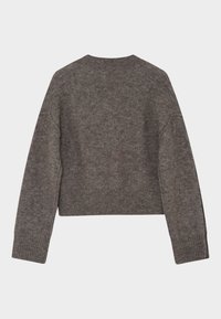 Pulover scurt maro, realizat din lână moale, cu tiv și manșete drepte, având un design simplu, cu model texturat și mâneci raglan.