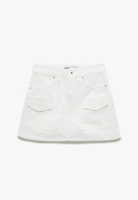 Witte denim mini-jurk met twee voorkruiszakken, een aansluitende taille, knoop- en ritssluiting en een subtiele textuur. Heeft minimale stikselaccenten.