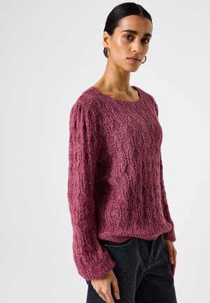 Pull en tricot mauve avec un motif de dentelle texturé, un col rond et des manches longues légèrement bouffantes.