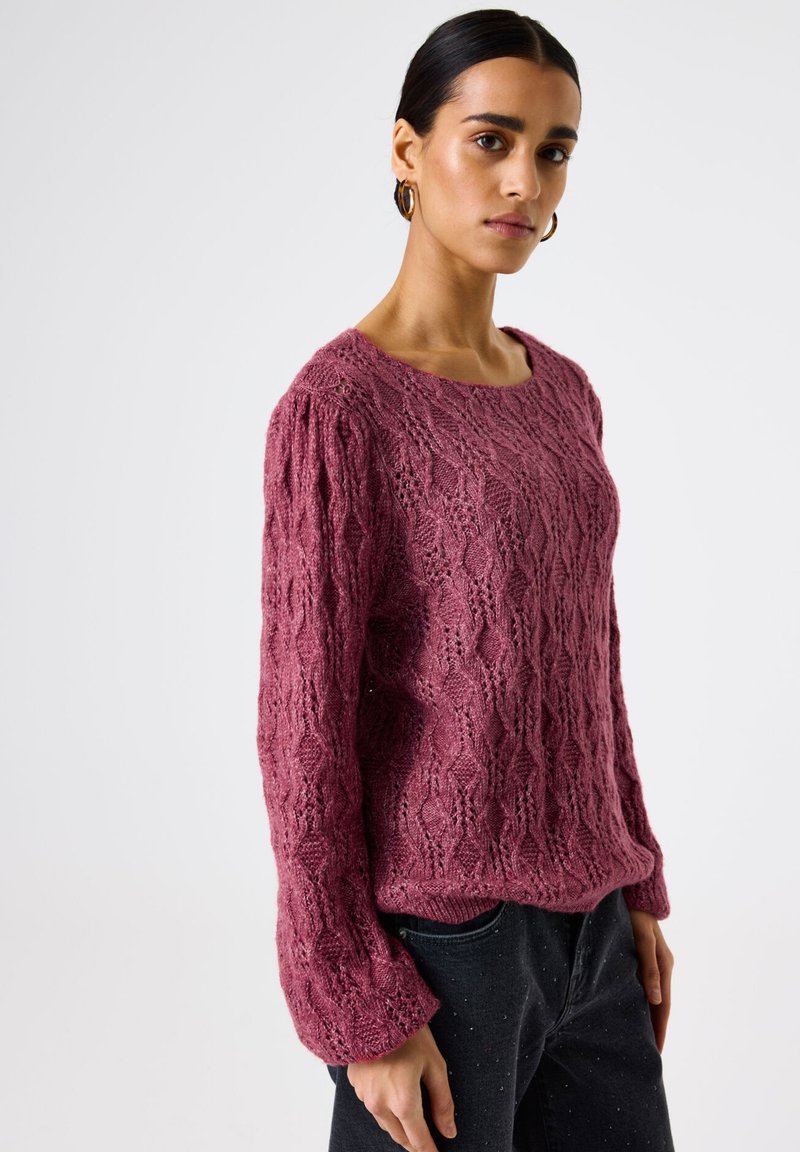 Gebreide pullovertrui in mauve met een gestructureerd kantpatroon, ronde halslijn en lange, iets opgeblazen mouwen.