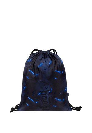 Sacca con coulisse con motivo geometrico blu scuro e nero e strisce blu luminose, con un logo del marchio discreto davanti.