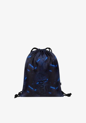 Sac à cordon avec motif géométrique bleu foncé et noir et des bandes bleues lumineuses, avec un logo de marque discret à l’avant.