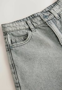 Jeans in denim grigio chiaro con un classico design a cinque tasche, dotati di chiusura a bottone e una leggera texture sbiadita.