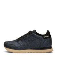 Baskets sportives avec une tige en textile pailleté bleu foncé, des lacets noirs et un talon noir texturé, dotées d'une semelle en caoutchouc beige.