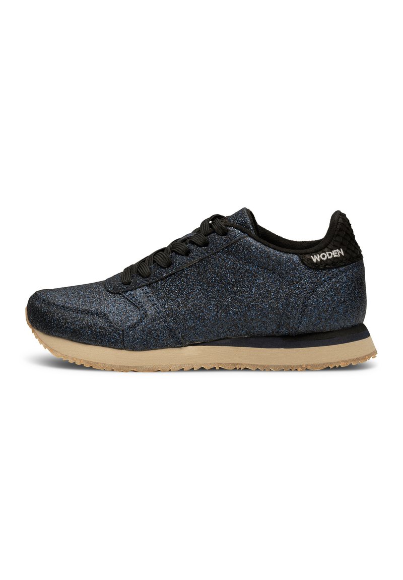 Baskets sportives avec une tige en textile pailleté bleu foncé, des lacets noirs et un talon noir texturé, dotées d'une semelle en caoutchouc beige.