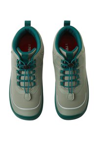 Zapatos impermeables de color verde claro con acentos en azul verdoso, punta redonda y cordones elásticos. Incluyen una pestaña de agarre y una suela de goma texturizada para mayor tracción.