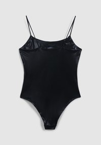 Costume intero nero con una texture lucida e liscia, spalline sottili e design delle gambe a grande apertura. Presenta un scollo quadrato.