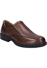 Braune Leder-Schlupfschuhe mit rundem Zehenbereich, kontrastierender Naht, gepolstertem Innenbereich und einer niedrigen schwarzen Gummisohle.
