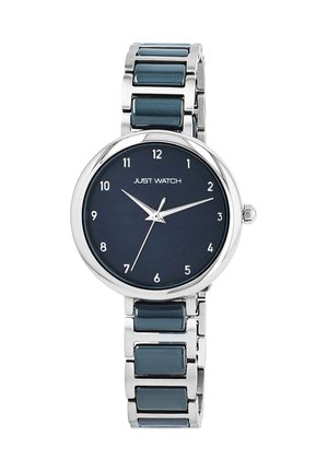 Runder silberfarbener Uhr mit einem dunkelblauen Zifferblatt, silbernen Stundenmarkierungen und einem Armband mit wechselnden silbernen und blauen Gliedern.