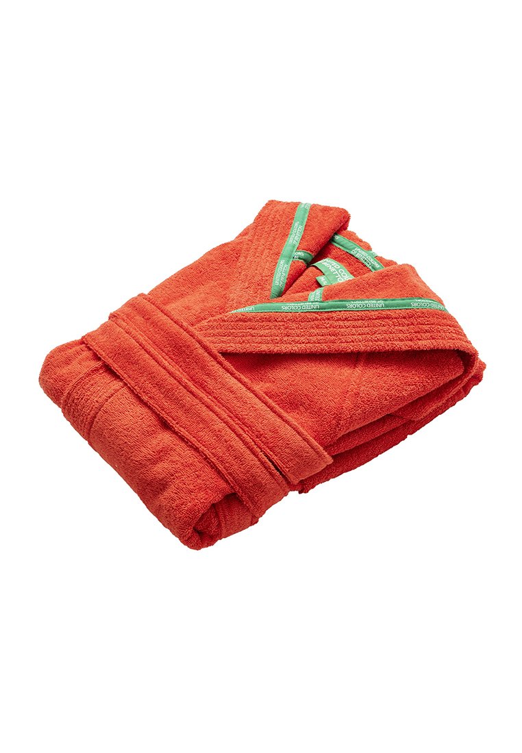 Oranger Bademantel aus Frottier, mit Wickeldesign, breitem Gürtel und kontrastierenden grünen Akzenten am Kragen und den Ärmelabschlüssen.