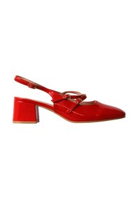 Chaussure slingback en cuir verni rouge avec petit talon bloc et deux brides à boucle sur le dessus, vue de profil sur fond blanc.