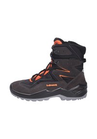 Zwarte en oranje wandelschoen met een bovenwerk van suede en mesh, hoog enkelontwerp en een robuuste rubberen zool met een kenmerkend looppatroon.