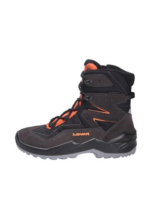 Scarponcino da trekking nero e arancio con tomaia in suede e mesh, design alto fino alla caviglia e suola in gomma robusta con un motivo di battistrada distintivo.