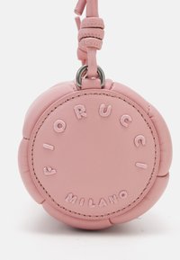 Pyöreä vaaleanpunainen nahkakolikkopussi, jossa on kohokuvioitu teksti "Fiorucci" ja "Milano". Varustettu metallirenkaalla ja nahkahihnalla, sileä pinta ja ommellut yksityiskohdat.